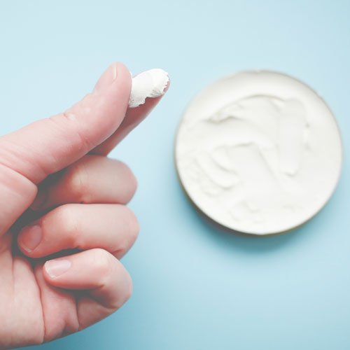 Creme wird auf dem Handrücken getestet